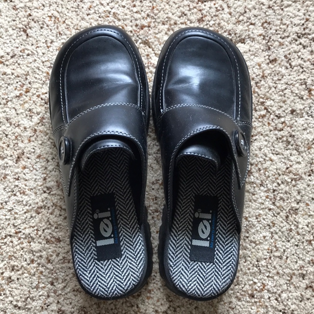 Black lei clogs
